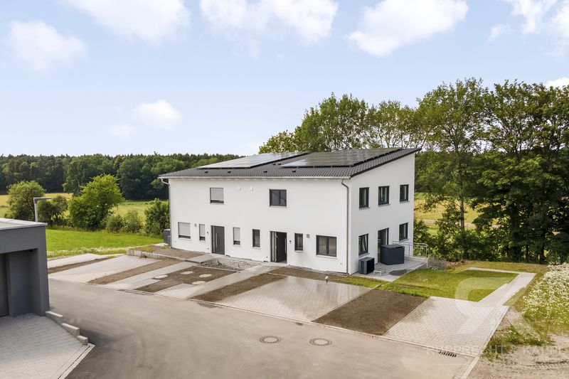 Erstbezug in Bestlage - Hochwertige Doppelhaushälfte mit ELW, PV und Weitblick über die Felder